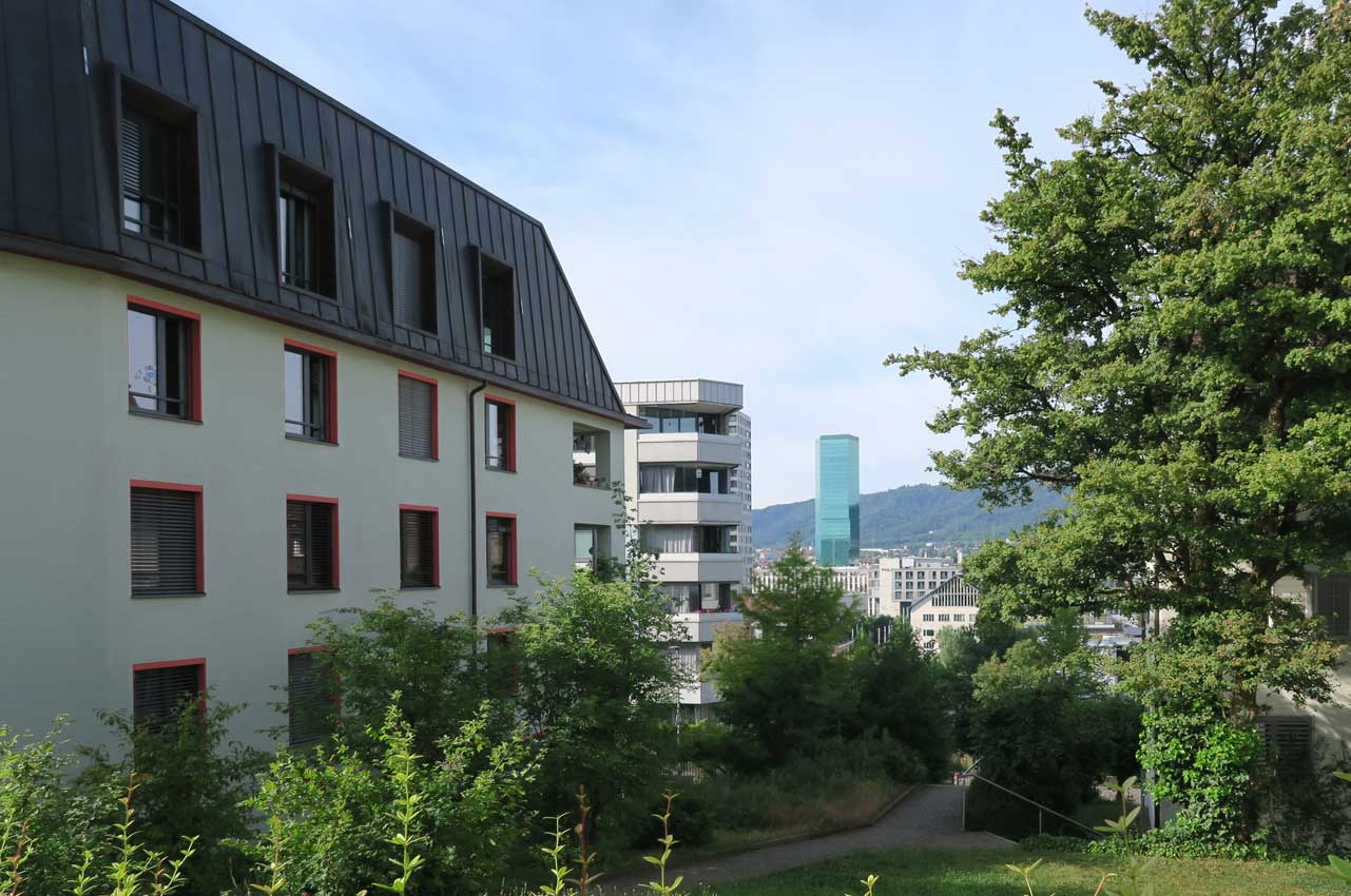 Blick durch die Häuser auf den Prime Tower Wipkingen Zürich
